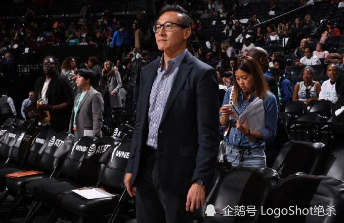 萧常乾也不禁感叹：我听说薇薇之前那个老板还是个社会人儿，很是有点手腕，没想到让人两句话就给彻底收拾了，想来那位贵人肯定认识金陵道上数一数二的大人物，搞不好是哪个大家族的少爷也说不定。